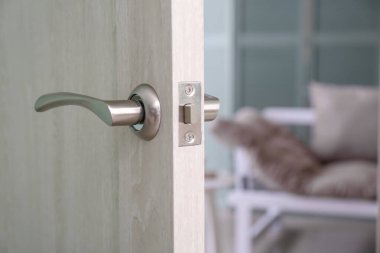 Oturma odasının kapısı açık.