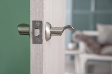 Oturma odasının kapısı açık.