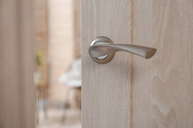 Oturma odasının kapısı açık.