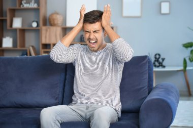 Stresli genç adam evde.