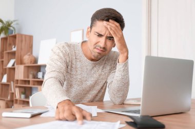 Evdeki stresli genç adamın portresi.