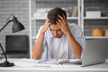 Ofisteki stresli genç adamın portresi.