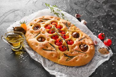 Koyu arkaplan üzerine geleneksel İtalyan Focaccia kompozisyonu