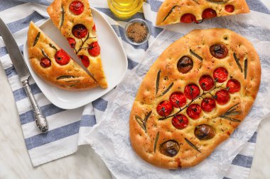 Sofrada geleneksel İtalyan Focaccia ile kompozisyon