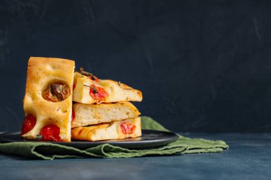 Koyu arkaplan üzerine geleneksel İtalyan Focaccia tabağı