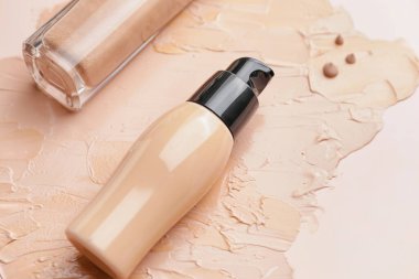 Makyaj vakfı şişesi ve renk arkaplanı örnekleri