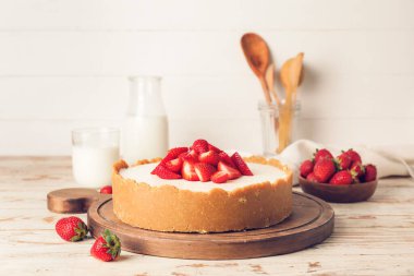 Masada çilekli lezzetli cheesecake.