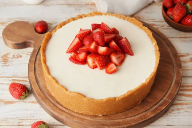 Masada çilekli lezzetli cheesecake.