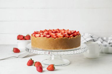 Masada çilekli lezzetli cheesecake.