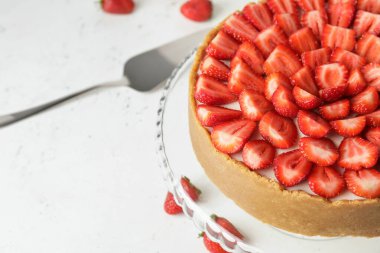 Beyaz arka planda çilekli lezzetli cheesecake, yakın plan.