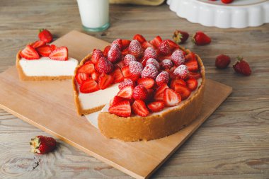 Masada çilekli lezzetli cheesecake.
