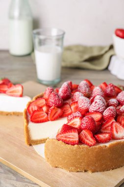 Masada çilekli lezzetli cheesecake.