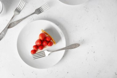 Masada lezzetli çilekli cheesecake tabağı