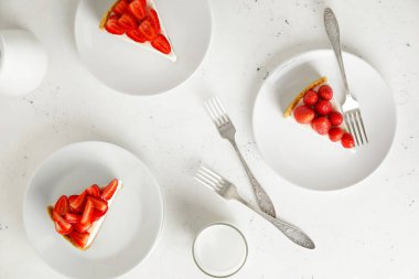 Masada lezzetli çilekli cheesecake tabakları