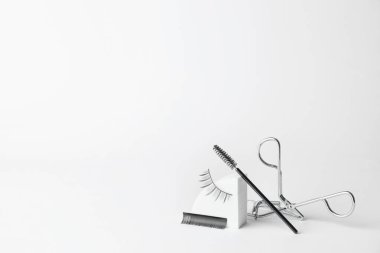 Takma kirpik, bigudi ve hafif arka planda fırça bileşimi