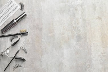 Takma kirpikli bileşim ve açık arkaplanda araçlar