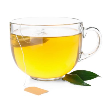 Beyaz arka planda bir fincan aromatik yeşil çay