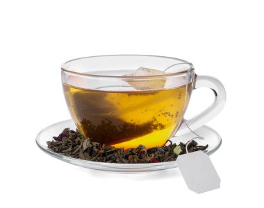 Beyaz arka planda bir fincan aromatik yeşil çay