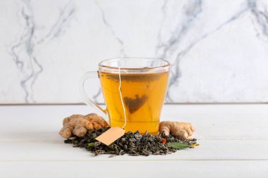 Açık arkaplanda bir fincan siyah çay.