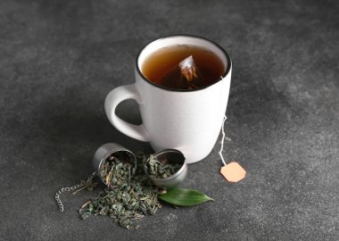 Bir fincan koyu aromalı siyah çay.