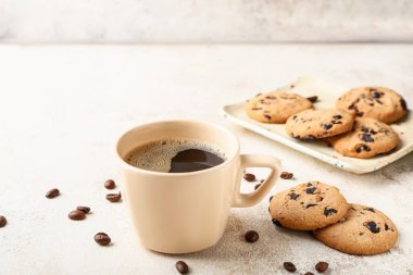 Hafif arka planda bir fincan sıcak kahve