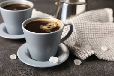 Koyu arkaplanda bir fincan sıcak kahve.