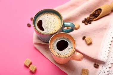 Renkli fonda bir fincan sıcak kahve