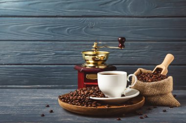 Koyu ahşap arka planda bir fincan sıcak kahveli kompozisyon