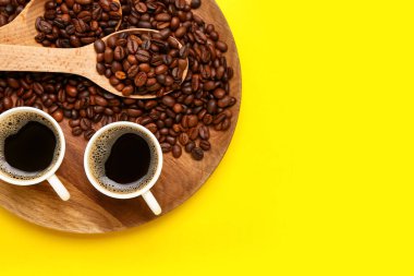 Renkli fonda bir fincan sıcak kahve