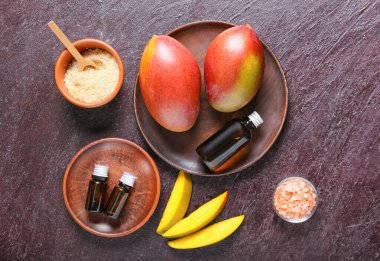 Esmer arka planda mango esaslı yağ ve deniz tuzu bileşimi