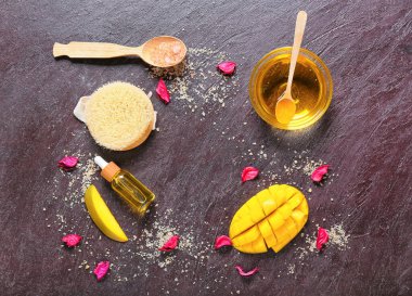 Esmer arka planda gerekli mango yağı ve banyo malzemesi bileşimi