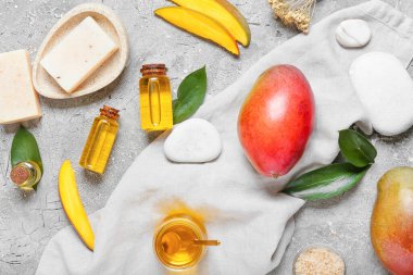 Gri arka planda gerekli mango yağı ve banyo malzemesi bileşimi