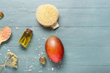 Renkli ahşap arka planda mango esaslı yağ ve banyo malzemesi bileşimi