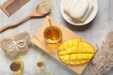 Grunge arka planında gerekli mango yağı ve banyo malzemesi kompozisyonu