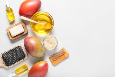 Hafif arka planda gerekli mango yağı ve banyo malzemesi bileşimi