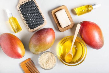 Hafif arka planda gerekli mango yağı ve banyo malzemesi bileşimi