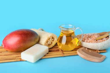 Renkli arka planda mango esaslı yağ ve banyo malzemesi bileşimi