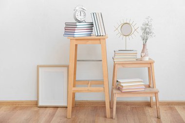 Raflar ve kitaplarla dolu modern bir oda.