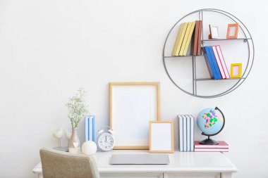 Dizüstü bilgisayarı ve kitaplığı olan şık bir çalışma odası.