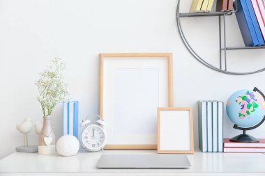 Dizüstü bilgisayarı ve kitaplığı olan şık bir çalışma odası.