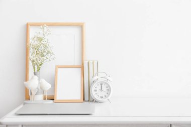 Odanın duvarında dizüstü bilgisayarı olan şık bir iş yeri.