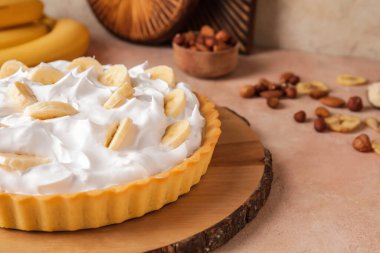 Renkli arkaplanda lezzetli muzlu turta olan tahta