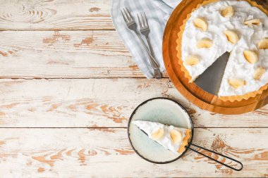 Ahşap zemin üzerinde lezzetli muzlu turta tabağı.