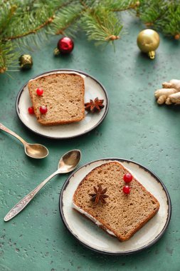 Arkaplanda zencefilli kek parçaları olan tabaklar