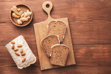 Ahşap arka planda lezzetli zencefilli kek kompozisyonu