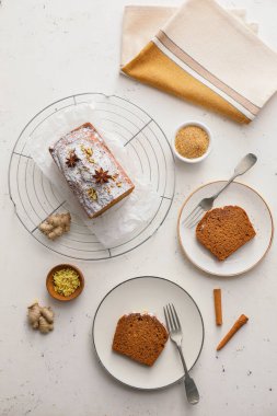 Açık arkaplanda lezzetli zencefilli kek kompozisyonu