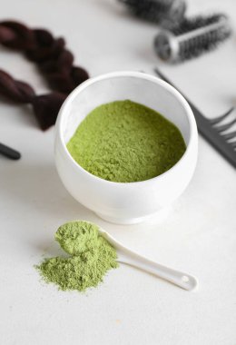 Kınalı kase, örülmüş iplik ve kaşıkla hafif arka plan, yakın plan.