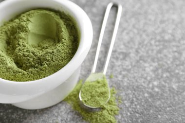 Arka planda kına ve kaşık olan bowling, yakın plan.