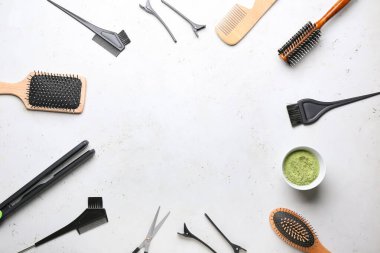 Kına ve hafif arka planda kuaför malzemeleriyle yapılmış bir çerçeve.