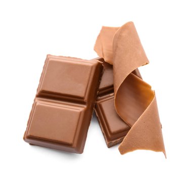 Lezzetli çikolata kıvırcığı ve beyaz arka planda parçalar